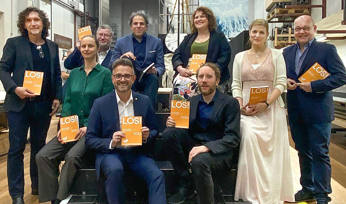 Die Theatermacher stellen gemeinsam mit Oberbürgermeister Peter Boch (links vorne sitzend) das Programm für die kommende Spielzeit 2025/2026 vor. Foto: Weber
