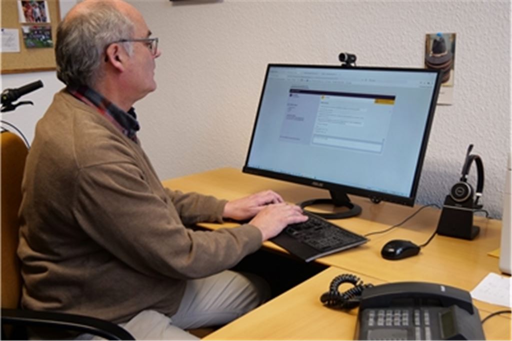 Die Themen im Chat, weiß Ulrich Weber, Leiter der Telefonseelsorge Nordschwarzwald, sind oftmals härter. Foto: Friedrich
