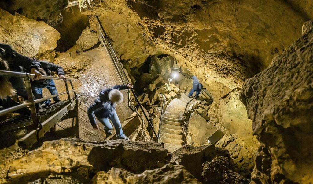 Die Tiefenhöhle Laichingen auf der Schwäbische Alb: Auf verschlungenen Wegen geht es 55 Meter ins Erdinnere, vorbei an  beeindruckenden Felsformationen.