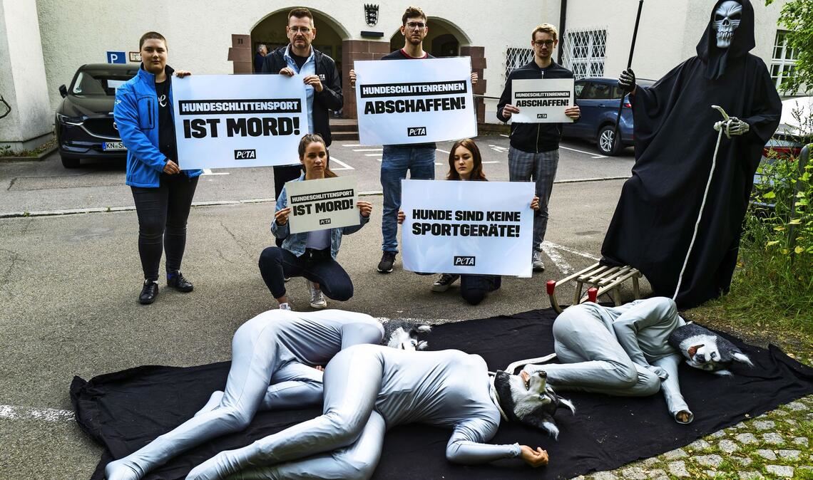 Die Tierschutzorganisation Peta hielt eine Mahnwache vor dem Gericht in Calw ab.