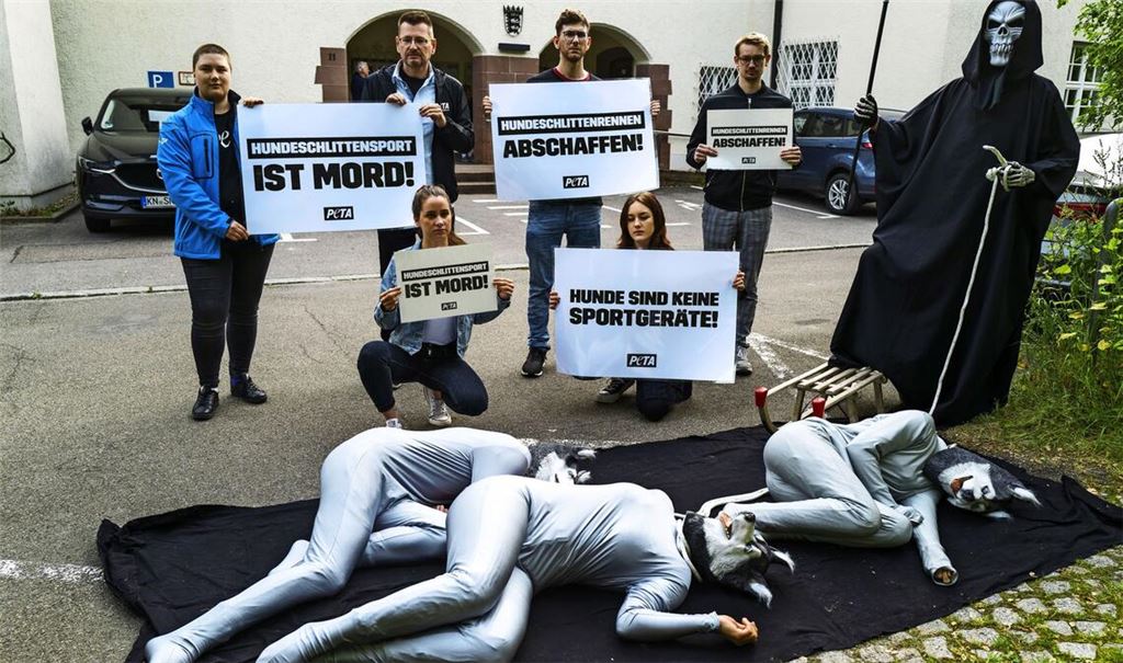 Die Tierschutzorganisation Peta hielt eine Mahnwache vor dem Gericht in Calw ab.
