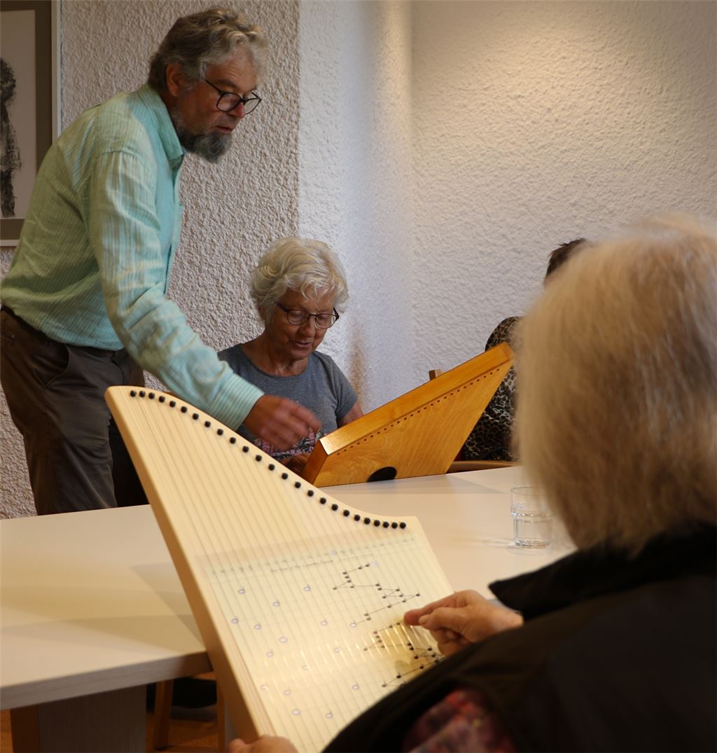 Die Tischharfe ist einfach zu spielen: Diese Erfahrung können Kursteilnehmer ab Oktober im Mehrgenerationenhaus Mühlacker sammeln.Foto: Deeg