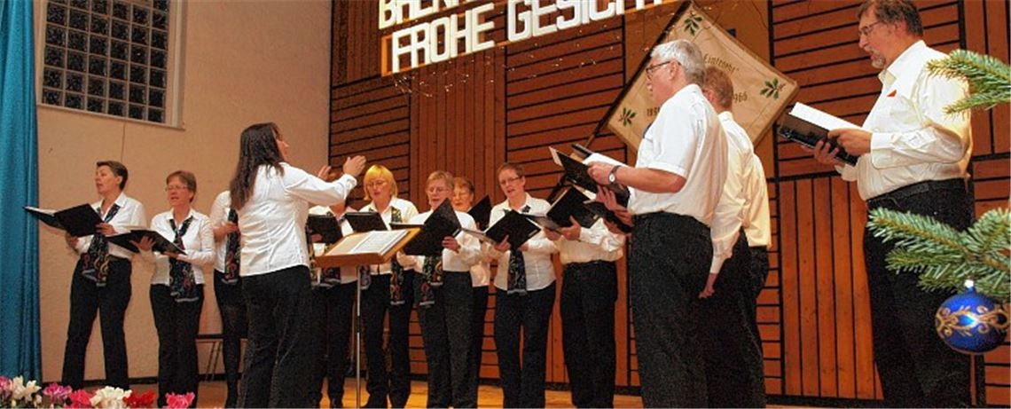Die „Ton-Schmie.de“ unter der Leitung von Ursula Pfeil stimmt heitere und lyrische Gesänge in verschiedenen Sprachen an. Fotos: Appich