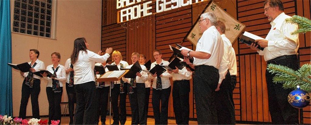 Die „Ton-Schmie.de“ unter der Leitung von Ursula Pfeil stimmt heitere und lyrische Gesänge in verschiedenen Sprachen an. Fotos: Appich