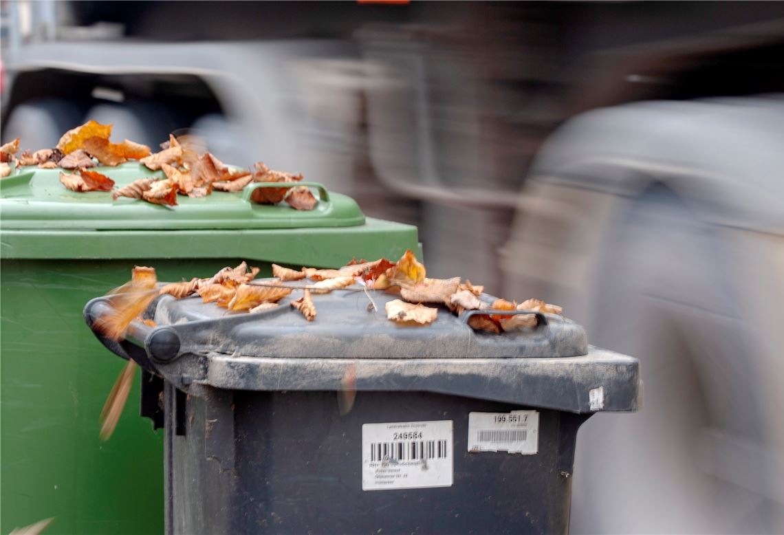 Die Tonnen bleiben derzeit ein bis zwei Tage länger an der Straße stehen. Foto: Fotomoment