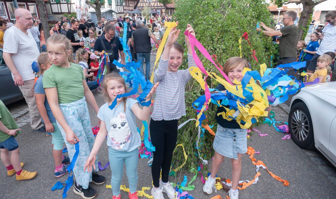 Die Tradition begeistert auch die junge Generation: Emma, Melina, Ilana und Leonie (v.li.) helfen beim Schmücken des Maibaums in Zaisersweiher. Foto: Fotomoment