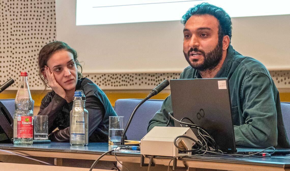 Die Trialog-Paten Lili Zahavi und Ahmad Dakhnous agieren bei der Veranstaltung im Landratsamt Enzkreis mit viel Emotion und Engagement auf dem Podium. Foto: Volz