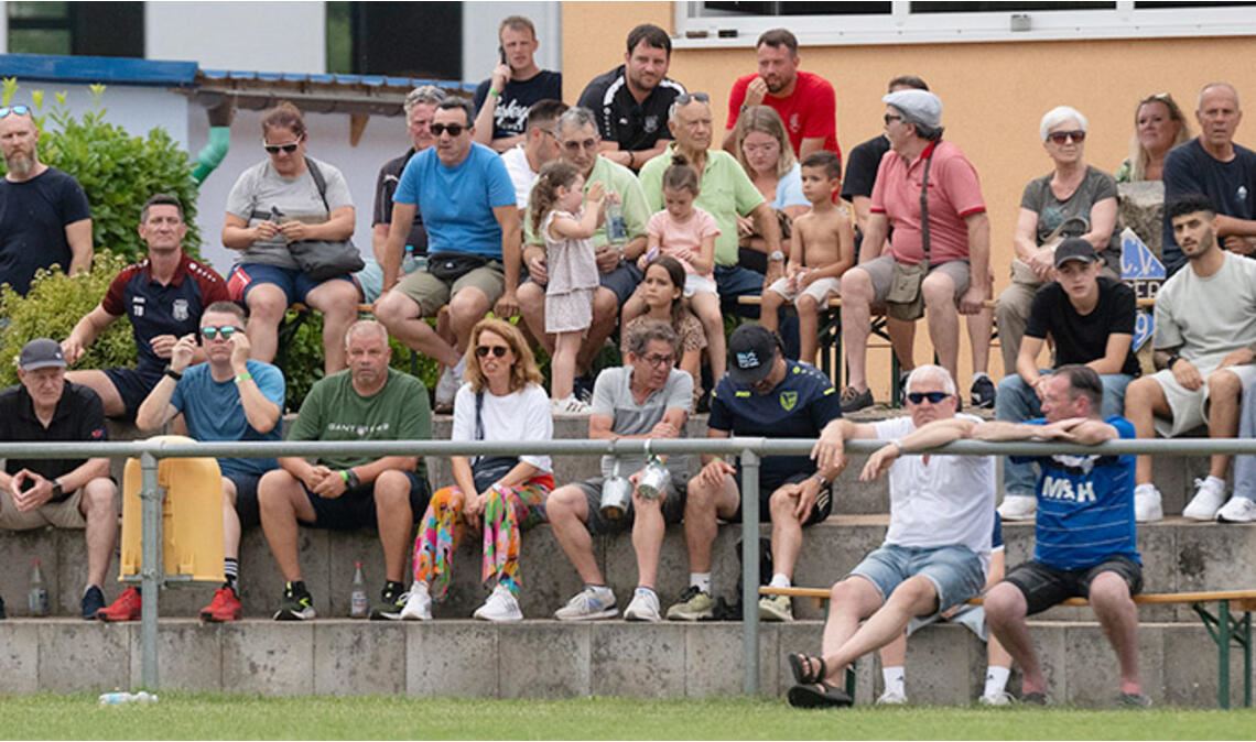 Die Tribüne ist gut gefüllt.