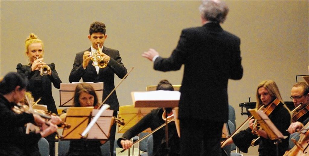 Die Trompetensolisten Eline Beumer und Saleem Khan.
