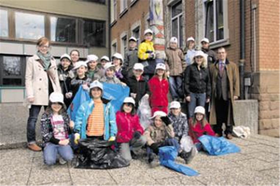 Die Tüten sind verteilt, die Zangen einsatzbereit und die Handschuhe übergestreift: Die Klasse 3b der Ulrich-von-Dürrmenz-Schule wird vor ihrem Putzeinsatz rund ums Schulgebäude vom Mühlacker Oberbürgermeister Frank Schneider (re.) besucht. Foto: Disselhoff