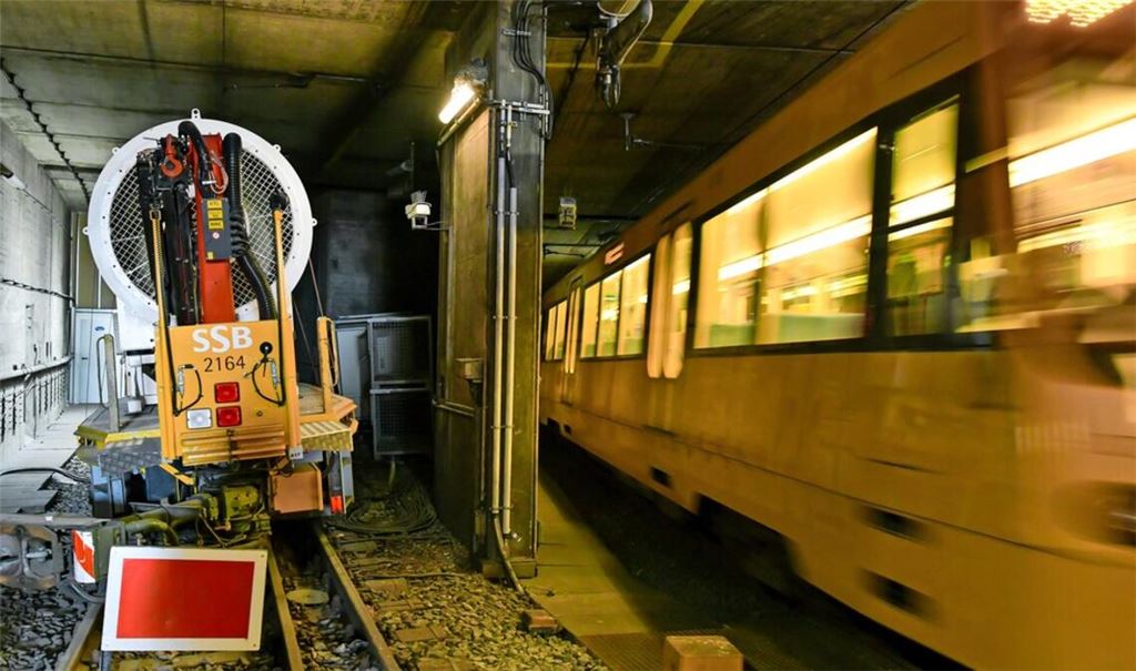 Die Tunnelröhre in Richtung Feuerbach ist abgesperrt, während die U6 nach Zuffenhausen weiter verkehrt.