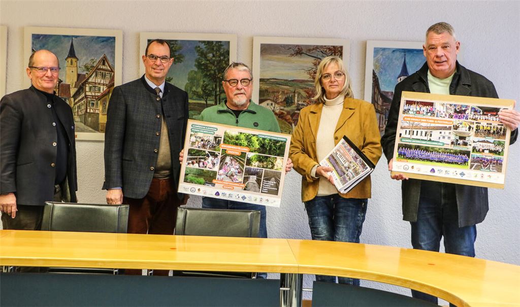 Die Turn- und Festhalle in Enzberg als Ort für Vereine und der Steg als Übergang zur Naherholung: Bernd Voges (v.re.), Birgit-Ella Siewert und Rolf Scheider übergeben rund 2170 Unterschriften an OB Frank Schneider und Bürgermeister Winfried Abicht. Foto: Deeg