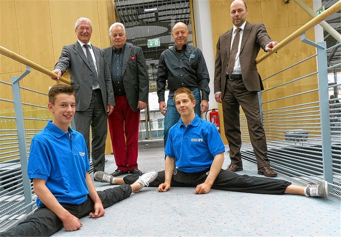 Die Turner Aaron Wagner (li.) und Vinzenz Haug sind bereits zehn Jahre bei der KTV Straubenhardt. Nun haben sie ihren ersten Werbevertrag mit der Volksbank in der Tasche, was Bankchef Fritz Schäfer (v.li.), Horst Rapp sowie Jörg Gänger von der KTV, und Volksbank-Marketingchef Ulf Lauche freut. 