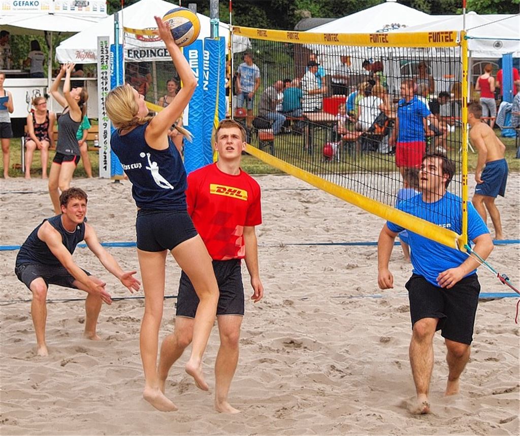 Die Turniergewinner, hier im Angriff gegen die Vertretung der Volksbank. Foto: Appich