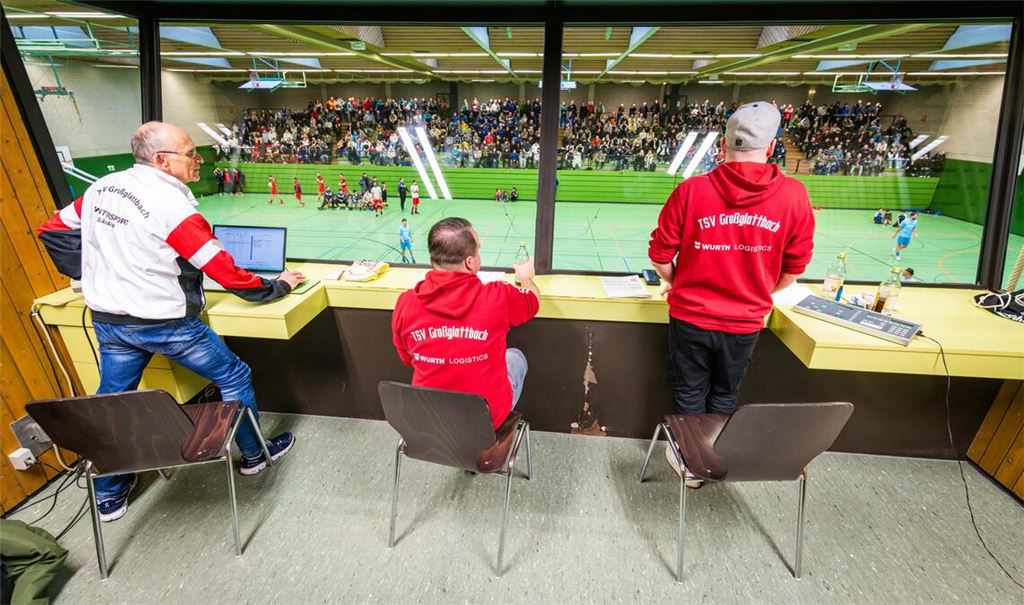 Die Turnierleitung bei der Arbeit: Reinhold Schimpgen (li.) und seine Mitstreiter haben zwei Tage lang alles im Blick und im Griff. Foto: Schüller