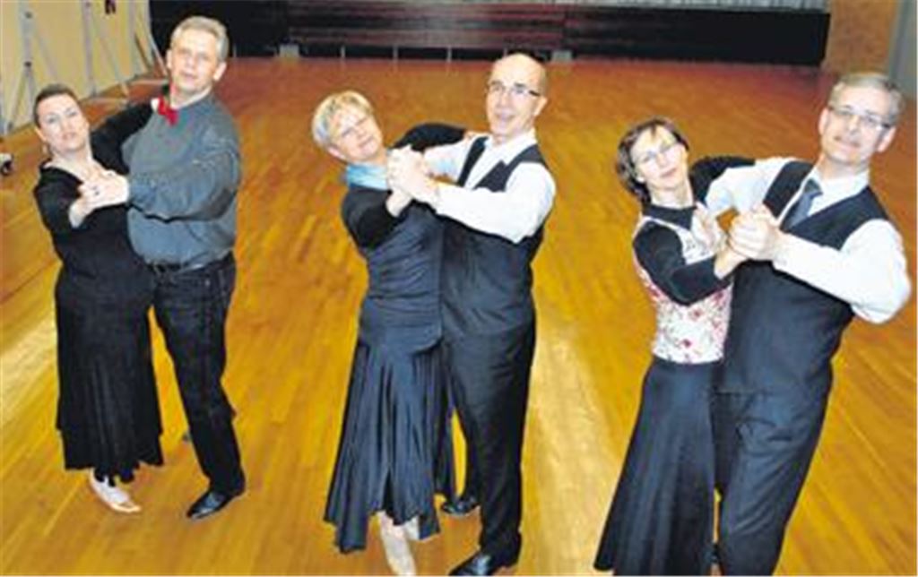 Die Turniertanzpaare Klaus und Heike Weber (v.l.), Otto und Hildegard Bertsch sowie Christof und Carolin Stewen.
Foto: Stahlfeld
