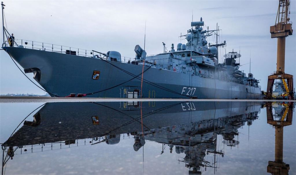 Die U-Boot-Jagdfregatte "Bayern" liegt vor einer Übungsfahrt auf der Ostsee am Kai im Marinearsenal.