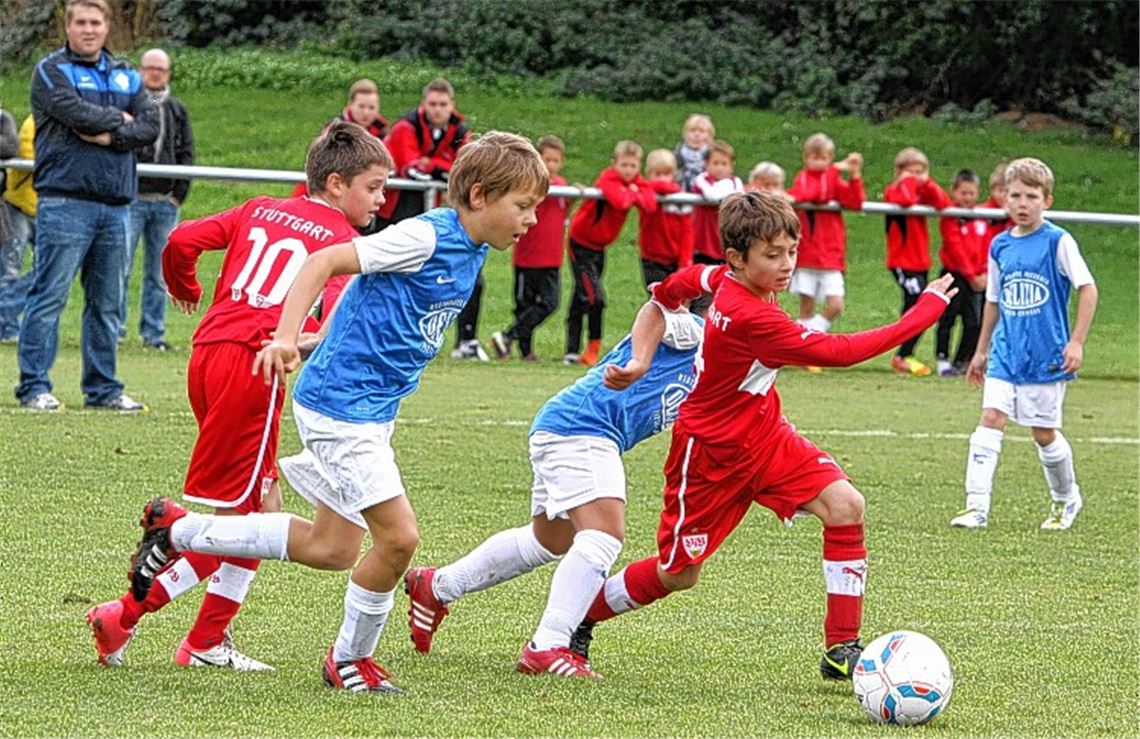 Die U10-Junioren von Viktoria Enzberg haben im Eröffnungsspiel keine Scheu vor dem großen Namen und halten gegen den VfB Stuttgart lange ein 0:0. Fotos: Eigner
