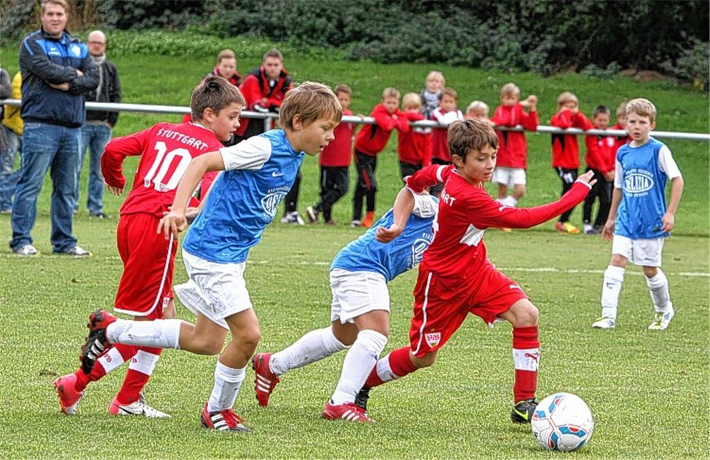 Die U10-Junioren von Viktoria Enzberg haben im Eröffnungsspiel keine Scheu vor dem großen Namen und halten gegen den VfB Stuttgart lange ein 0:0. Fotos: Eigner