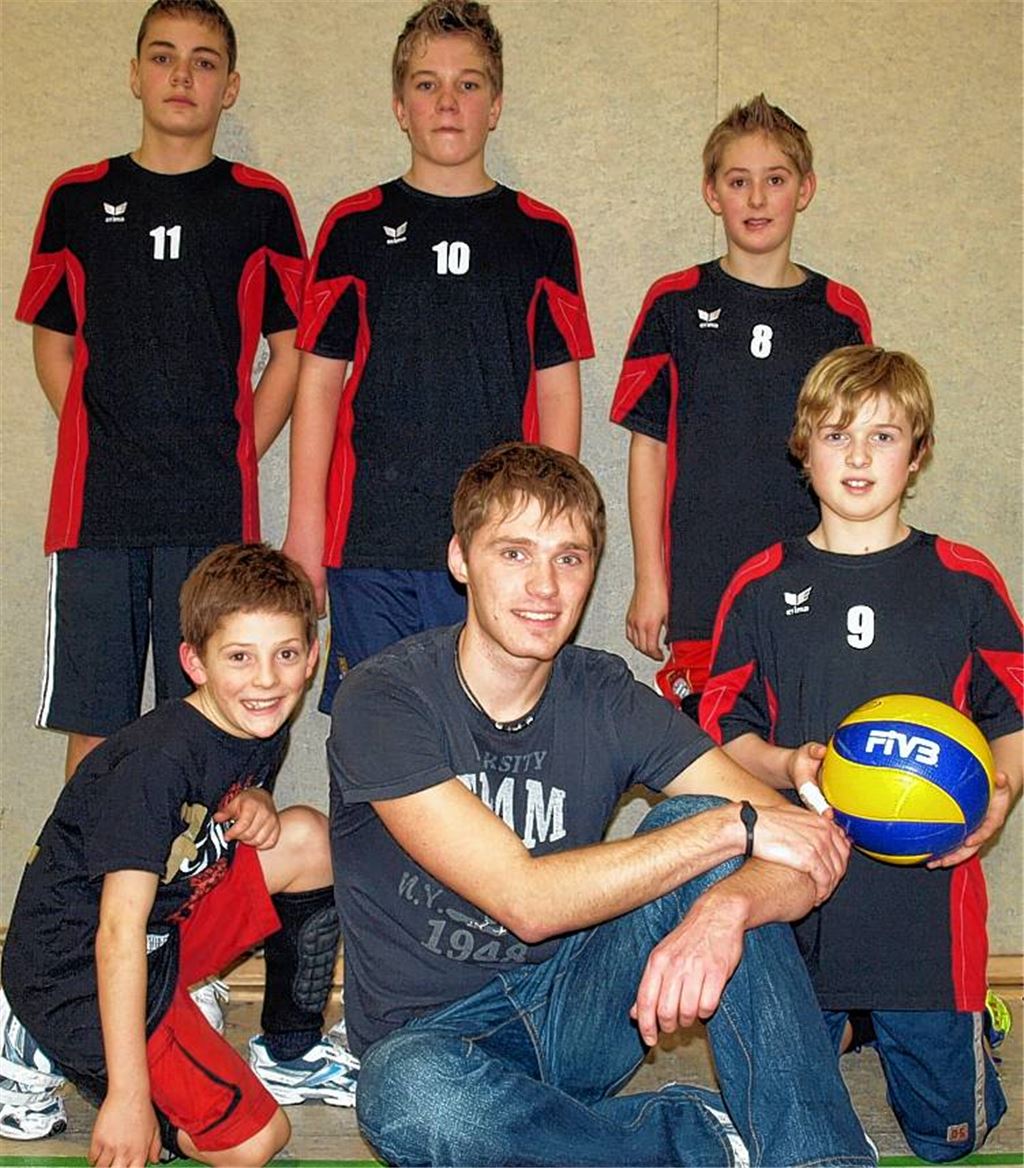 Die U14-Volleyballer des TSV Ölbronn und ihr Trainer Matthias Frick haben Grund zu feiern. Sie sind für die Süddeutschen Meisterschaften qualifiziert. Foto: privat