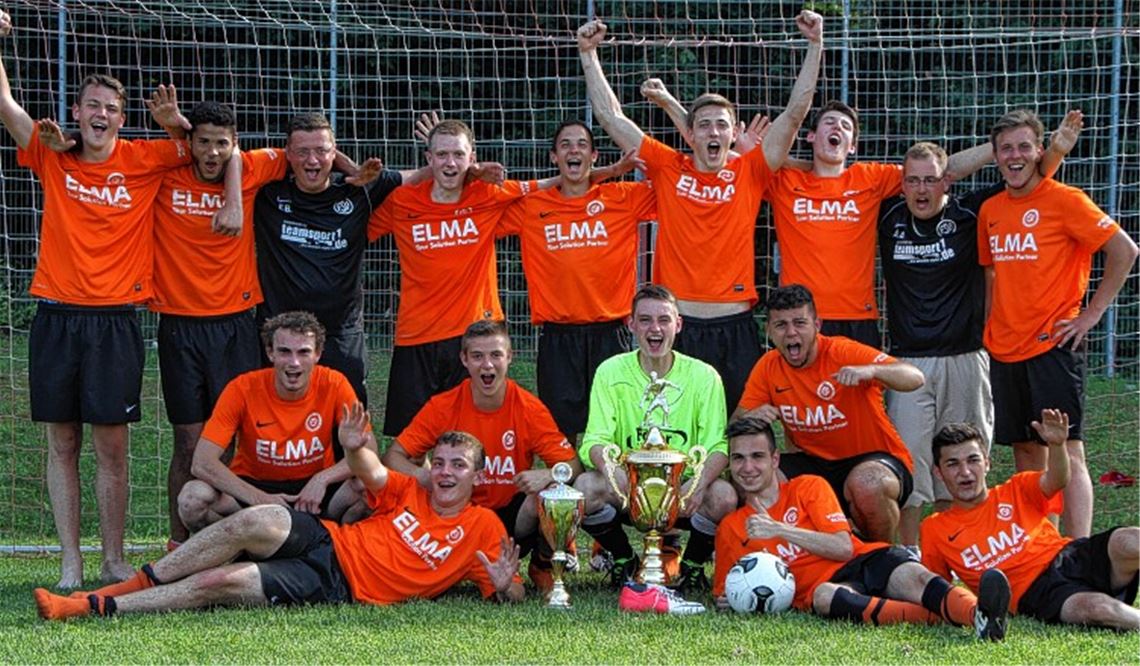 Die U19-Junioren des FSV Buckenberg feiern den Triumph beim 30. Wiernsheimer Pfingstturnier. Fotos: Eigner