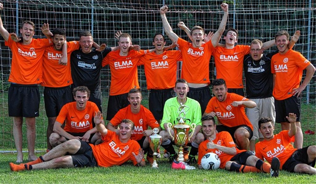 Die U19-Junioren des FSV Buckenberg feiern den Triumph beim 30. Wiernsheimer Pfingstturnier. Fotos: Eigner