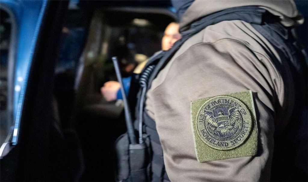 Die US-Heimatschutzbehörde hat einen britischen Kommentator festgenommen