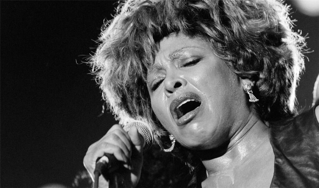 Die US-Sängerin Tina Turner singt im St. Jakob Stadion in Basel (1993).