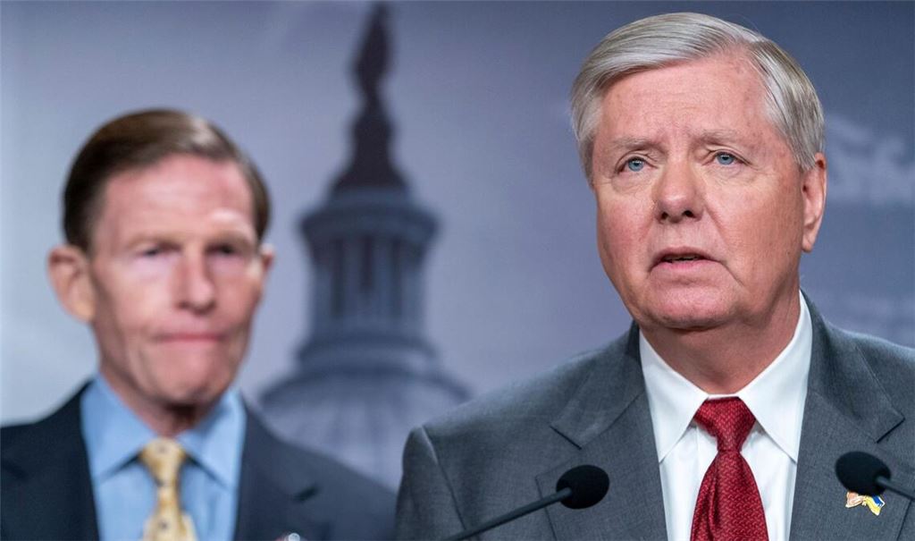 Die US-Senatoren Lindsey Graham (r) und Richard Blumenthal meldeten sich nach Bekanntgabe der Waffenruhe auf X zu Wort (Archivbild).