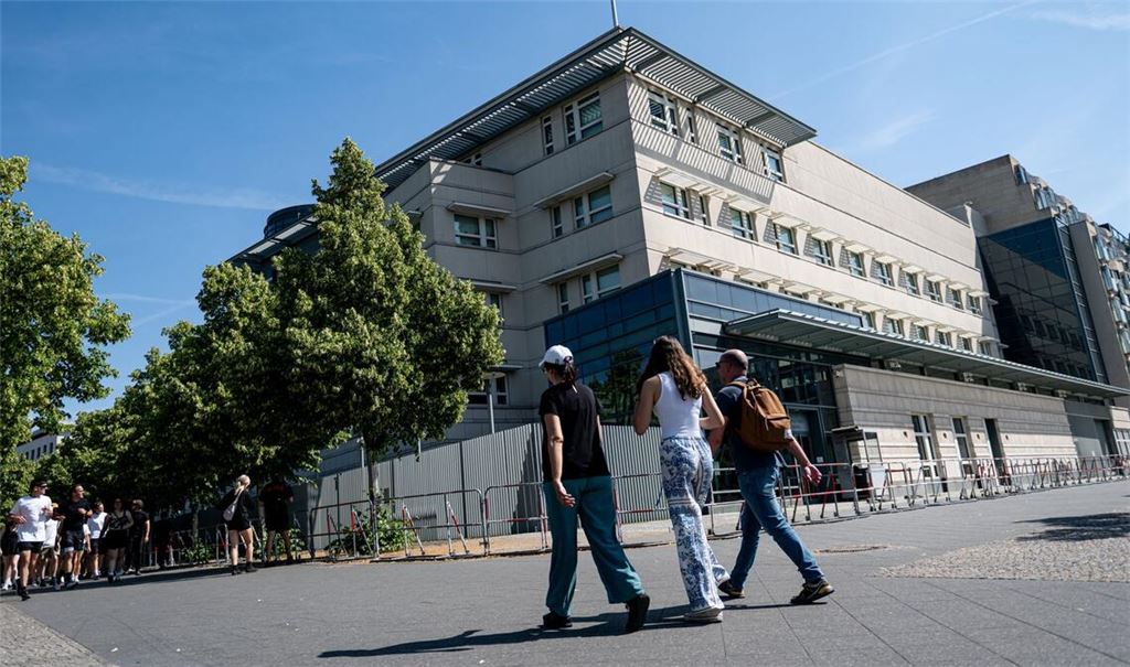 Die US-amerikanische Botschaft in Berlin lobt das mutige Eingreifen des 20 Jahre alten US-Bürgers. Laut Polizei soll er eingeschritten sein, als zwei Männer junge Frauen belästigten. Daraufhin wurde der 20-Jährige mit einem Messer angegriffen. (Archivbild)