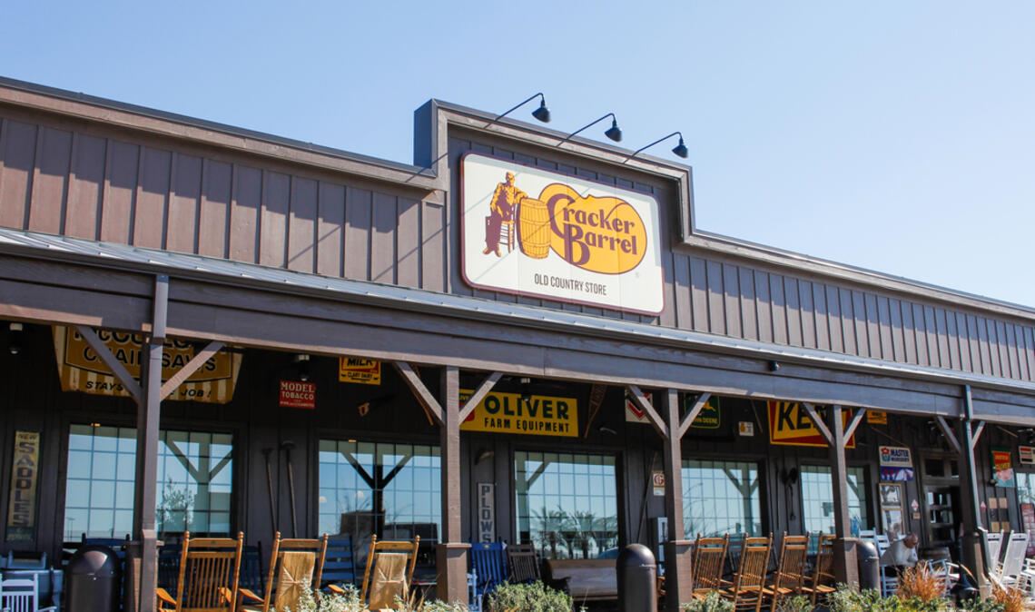 Die US-amerikanische Restaurant- und Einzelhandelskette Cracker Barrel hat ihr Logo geändert. Hier ist noch das alte Design zu sehen.