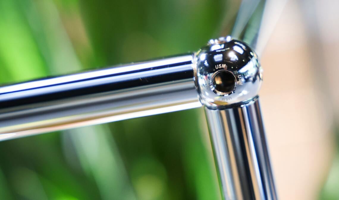 Die USM-Designmöbel zeichnen sich durch verchromten Stahlrohre, Verbindungskugeln und bunte Metall-Fronten aus.