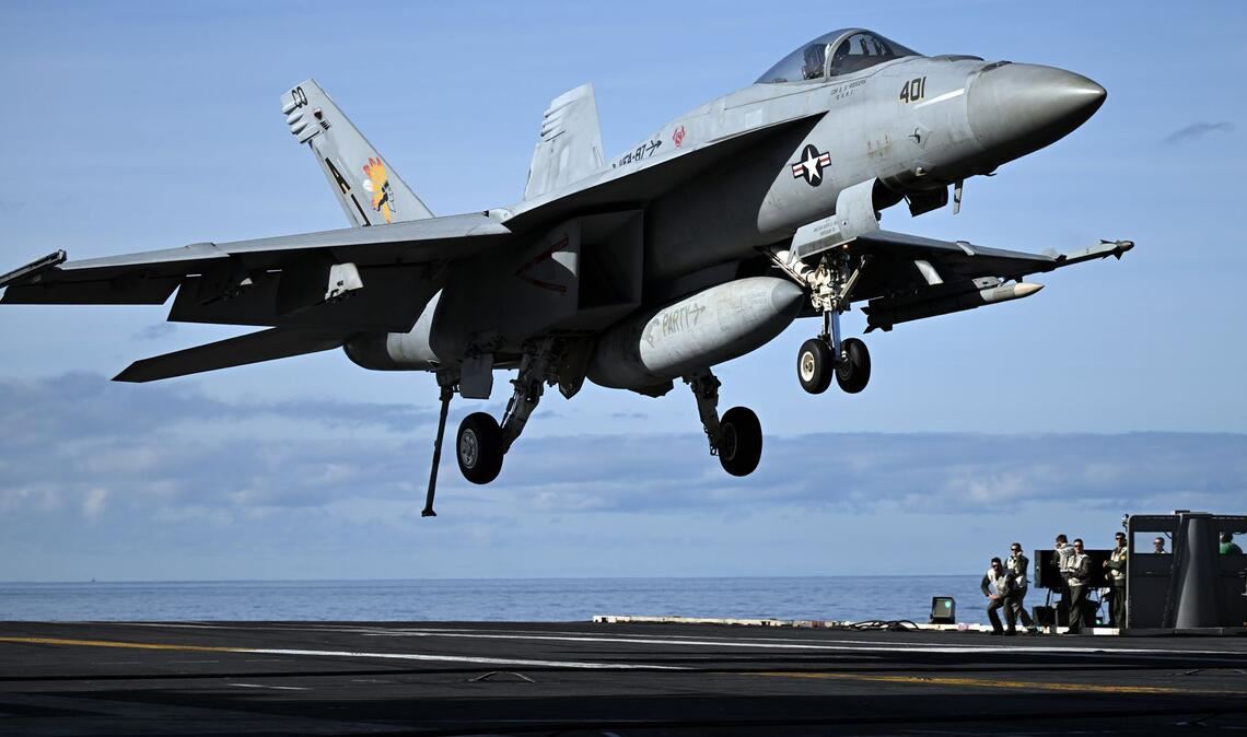 Die "USS Gerald R. Ford" ist das größte Kriegsschiff der Erde und bietet Platz für bis zu 90 Kampfflugzeuge und Hubschrauber. (Archivbild)