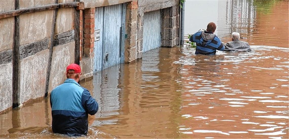 Die Überflutung hat die Hintere Gasse in Ötisheim am 1. Juni dieses Jahres in einen Fluss verwandelt. Bürger versuchen, sich watend in Sicherheit zu bringen. Foto: privat