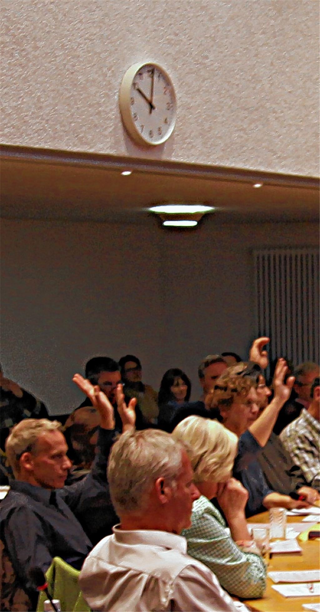 Die Uhr im Ratssaal zeigt es an: Fast punkt 22 Uhr fällt die Entscheidung zum Mühlehof.