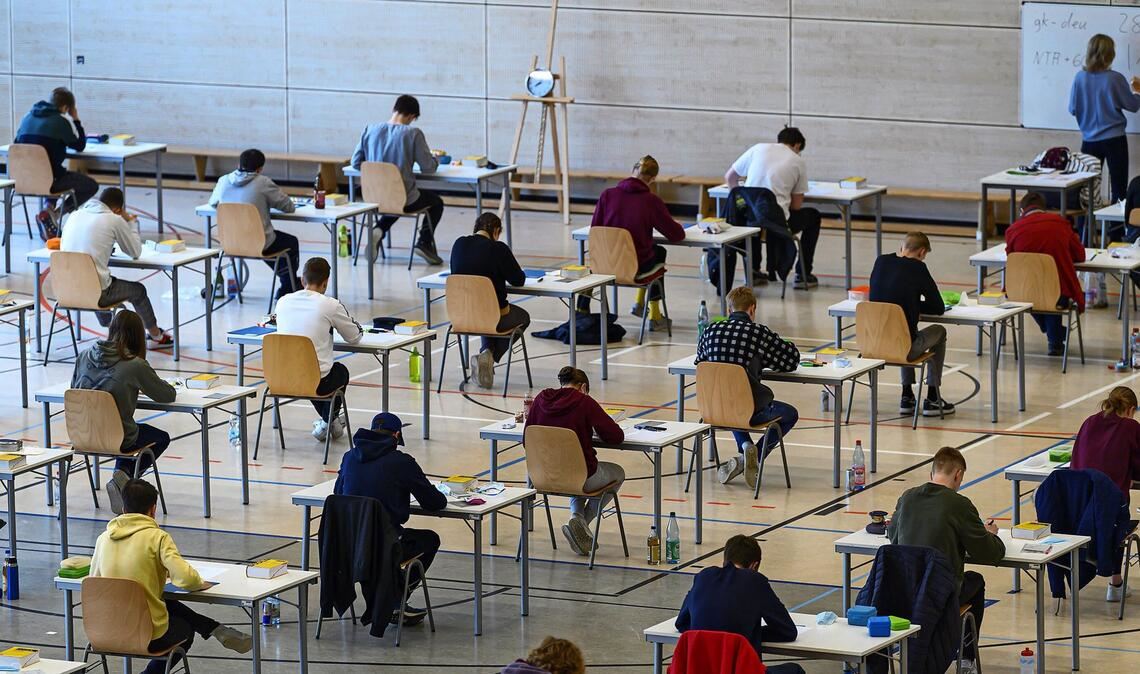 Die Uhr tickt: Fünf Stunden und 15 Minuten hatten die angehenden Abiturientinnen und Abiturienten an den allgemein bildenden Gymnasien Zeit, um ihren Aufsatz zu verfassen.