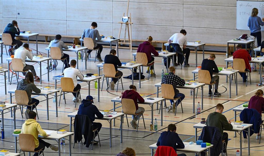 Die Uhr tickt: Fünf Stunden und 15 Minuten hatten die angehenden Abiturientinnen und Abiturienten an den allgemein bildenden Gymnasien Zeit, um ihren Aufsatz zu verfassen.