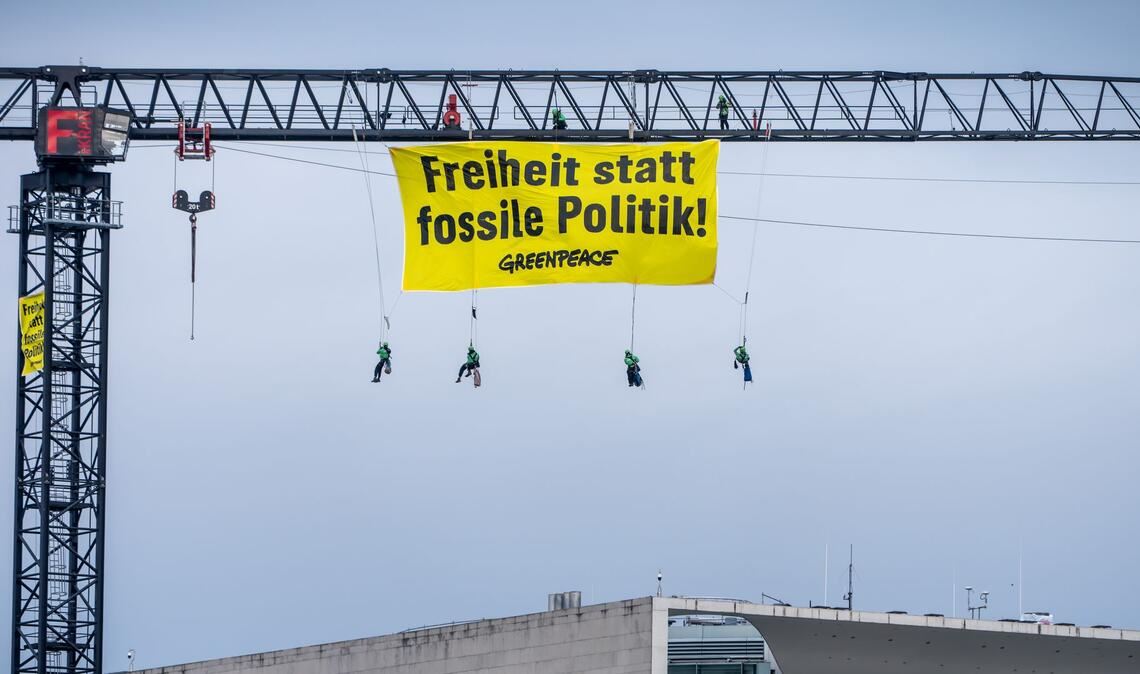 Die Umweltschutzorganisation Greenpeace machte mit einer Aktion vor dem Kanzleramt Druck.