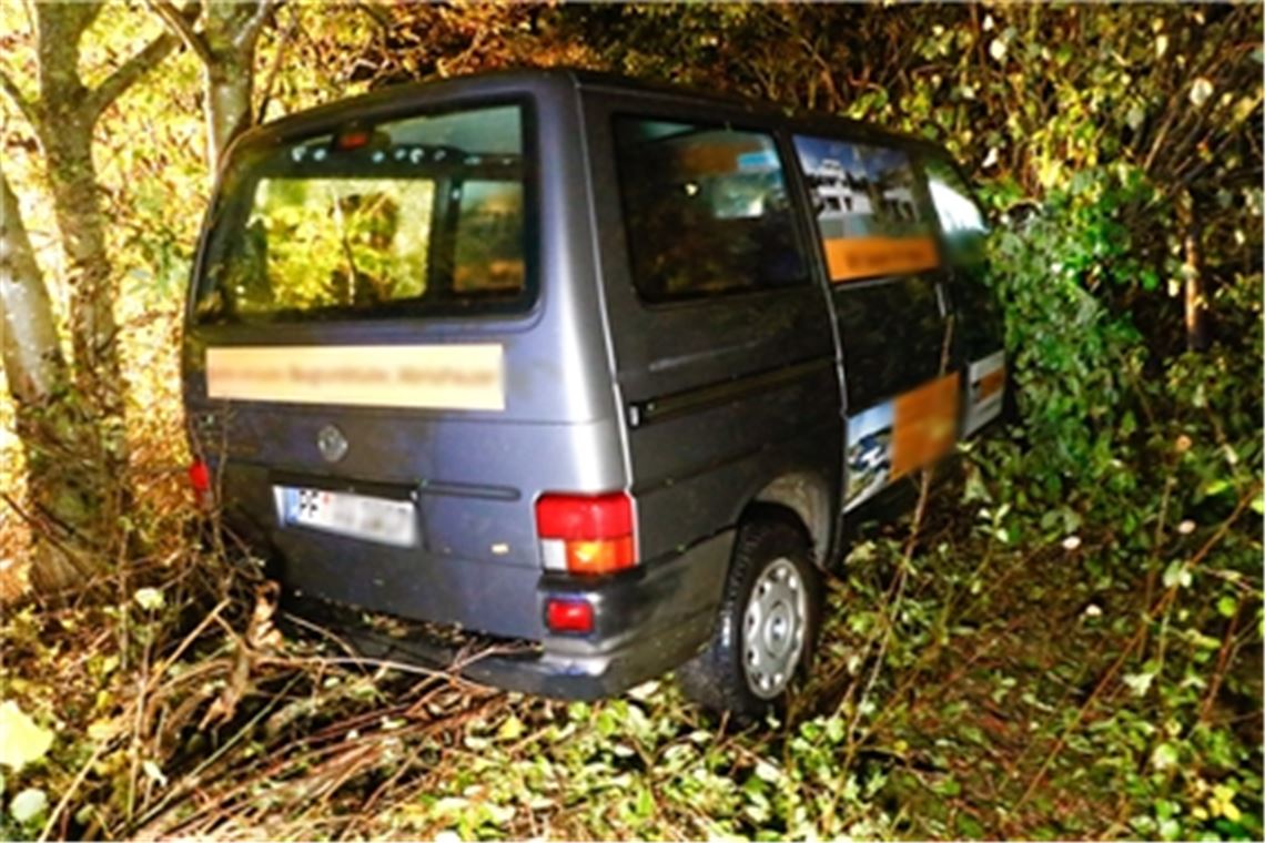 Die Unfallfahrt eines 58 Jahre alten Mannes endet in einem Waldstück. Foto: Einsatz-Report 24