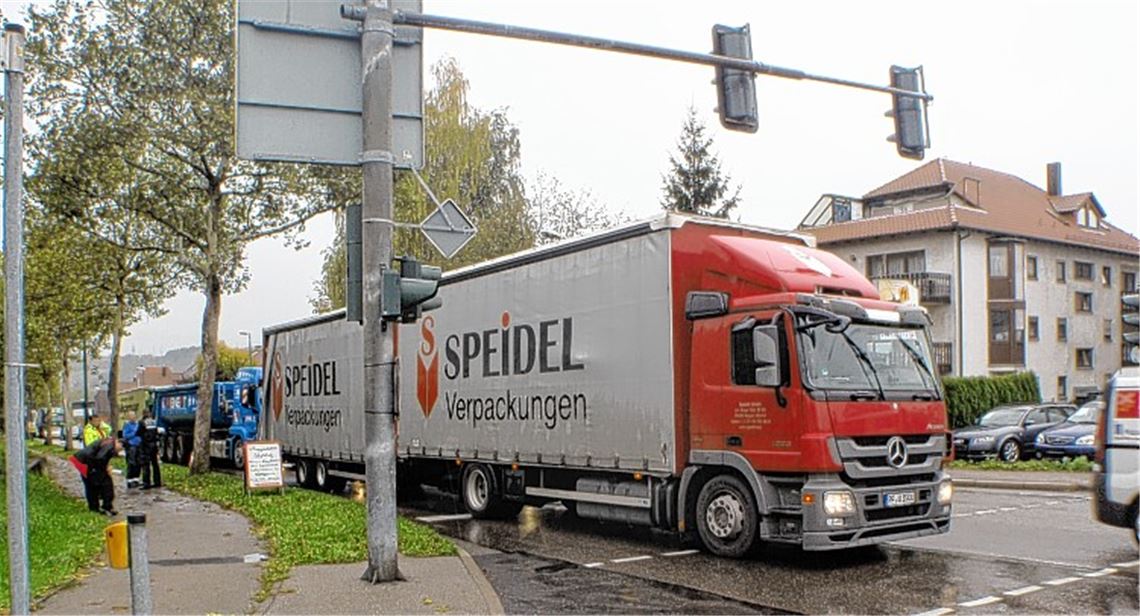 Die Unfallstelle: An der Ampelanlage am Senderhang fährt der blaue M.A.N.-Lkw ins Heck des Mercedes-Sattelzugs.