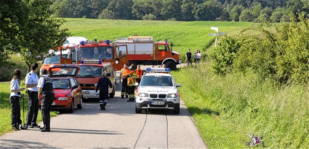 Die Unfallstelle: Nach einer Kurve hat der Wagen der 44-Jährigen, die in Richtung Schmie fuhr, die Fußgänger erfasst. Wie es dazu kommen konnte, ist laut Polizei noch unklar.