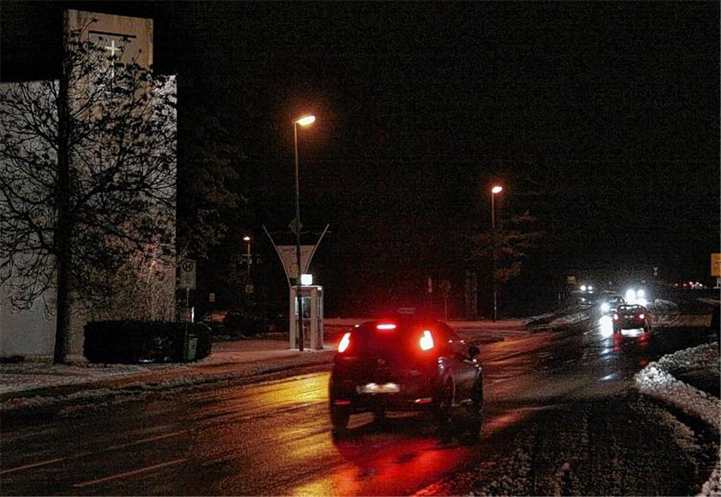 Die Unfallstelle: Zwischen Neuapostolischer Kirche (li.) und Behr-Parkplatz wollte der Fußgänger die Straße überqueren und wurde dabei vom Mercedes eines 70-Jährigen erfasst.