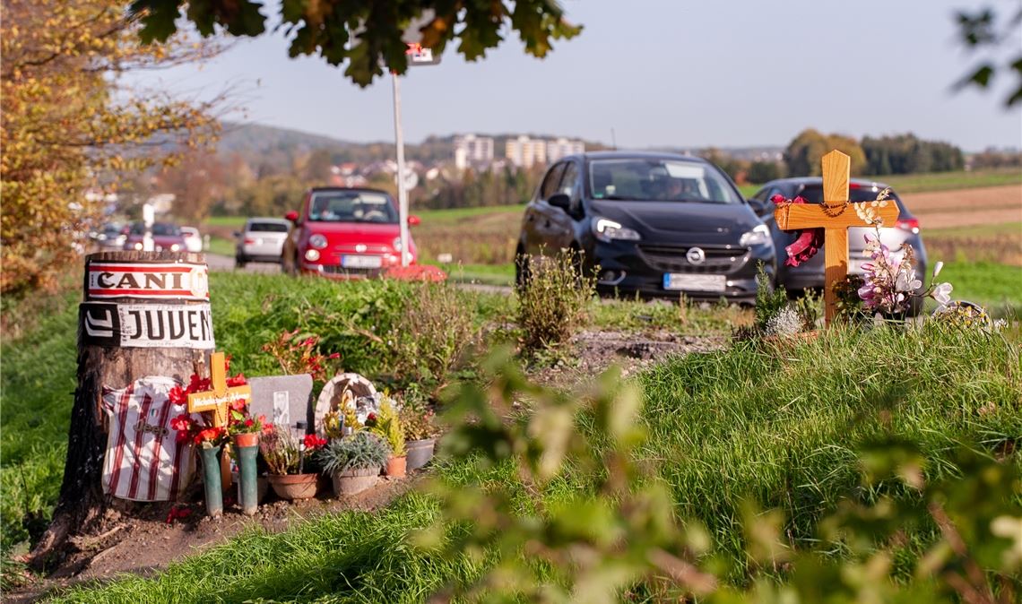 Die Unfallstelle am Rand der B10, wo Ende Mai die zwei Insassen eines Mercedes AMG tödlich verunglückt sind. Foto: Fotomoment