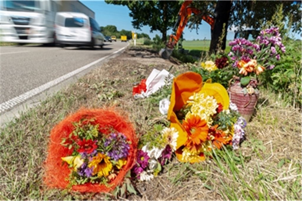Die Unfallstelle an der B10 zwischen Mühlacker und Illingen hat sich am Wochenende in eine Gedenkstätte verwandelt. Foto:Fotomoment