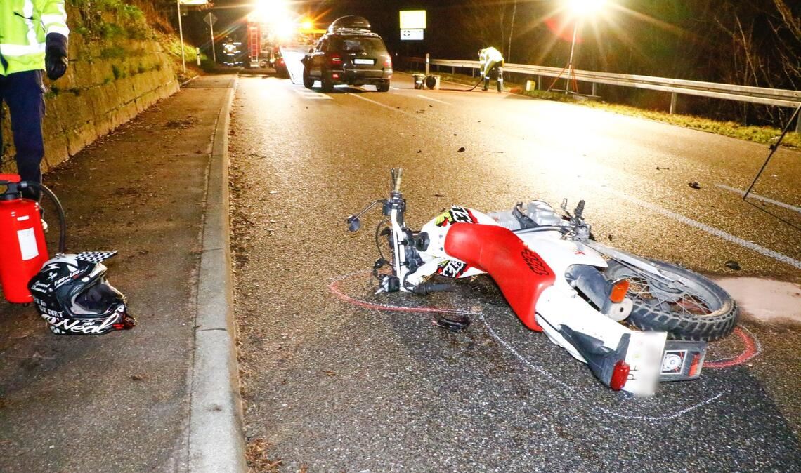 Jugendlicher verliert bei Unfall sein Leben Die Unfallstelle auf der B294 in Neuenbürg. Foto: Einsatz-Report 24