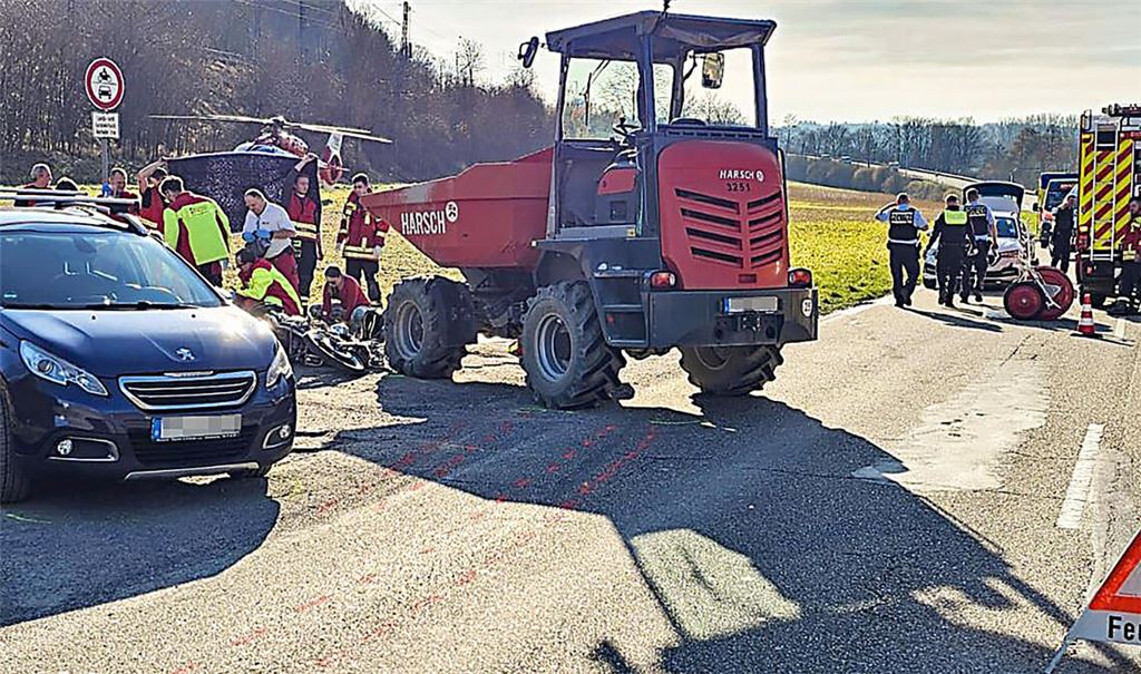 Die Unfallstelle bei Königsbach: Beim Überholen prallt der Motorradfahrer gegen die abbiegende Baumaschine. Foto: Myroshnichenko