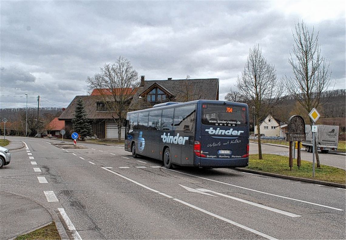 Die Unfallstelle in Schützingen: An der Querungshilfe auf Höhe der Manfred-Behr-Straße hatte der Wagen das Kind erfasst.