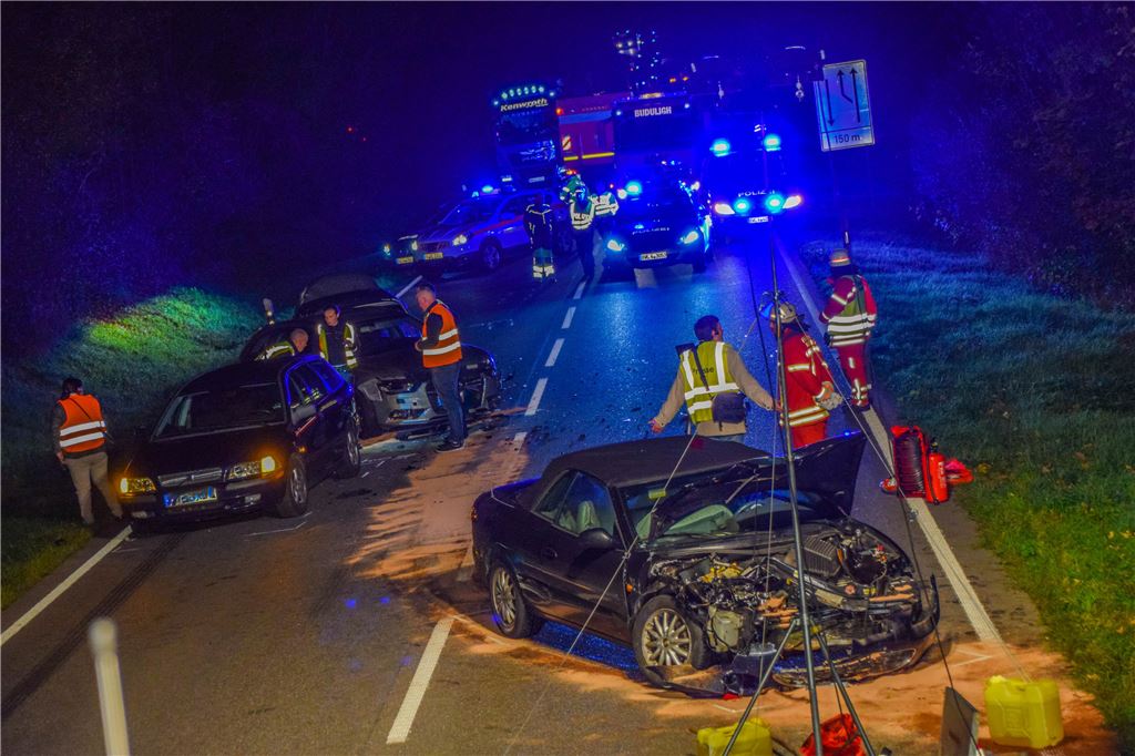 Schwerer Massencrash fordert 4 Schwerverletzte bei Knittlingen: Verheerendes Trümmerfeld - Feuerwehr im Großeinsatz