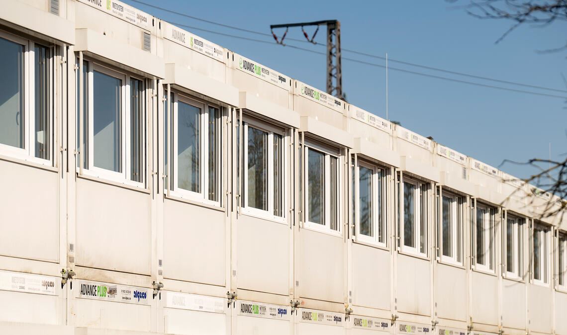 Die Unterkunft für 80 geflüchtete Menschen am Mühlacker Bahnhof ist fertig aufgebaut. Foto: Fotomoment