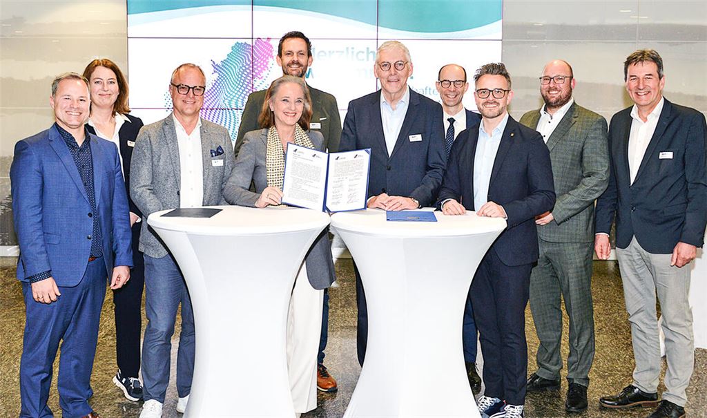 Die Unterzeichner der Gründungserklärung der „Allianz für morgen“ (v.li.): Sascha Klein, Direktor des Regionalverbandes Nordschwarzwald, Professor Dr. Ingela Tietze, Prorektorin der Hochschule Pforzheim, Stefan Bogenrieder, Geschäftsführer des Campus Schwarzwald, Tanja Traub, Hauptgeschäftsführerin der IHK Nordschwarzwald, die Landräte Bastian Rosenau und Helmut Riegger, Walter Bantleon, Hauptgeschäftsführer der Handwerkskammer Karlsruhe, Peter Boch, Oberbürgermeister der Stadt Pforzheim, Carl Christian Hirsch, Mitglied der Geschäftsführung der IHK, und Ralf Bohnet, Wirtschaftsbeauftragter des Landkreises Freudenstadt. Foto: IHK